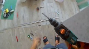 Установка алюминиевого межкомнатного порожка.