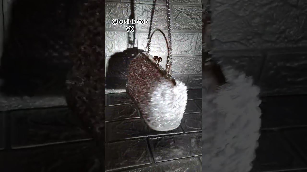 Сумочка из хрустальных бусин на фермуаре#bead #handmade #сумкиизбусин #сумки #trend #bag #bagbeads смотреть онлайн