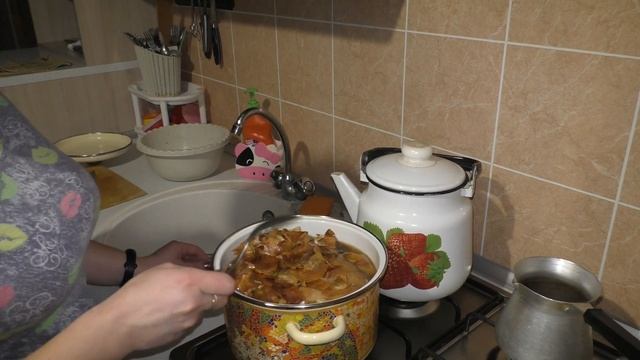Грудинка в луковой шелухе/Жизнь в деревне//Деревня смотреть онлайн