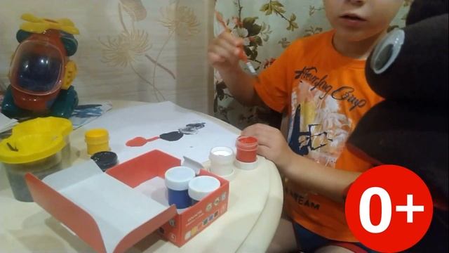 Мальчик Гриша и девочка Стеша рисуют Жакашку гуашью. смотреть онлайн