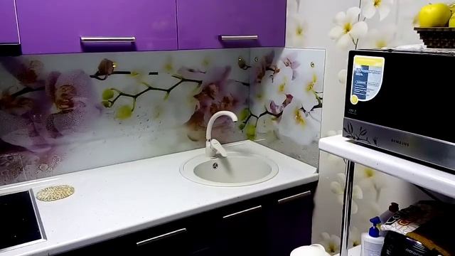 Кухонный фартук (белые и фиолетовые орхидеи) смотреть онлайн