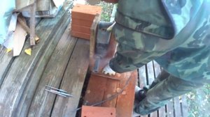 55. Сверлим кирпич под шпильку.
