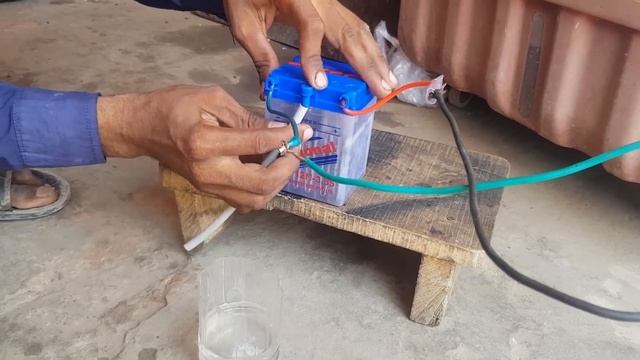 Water Into Fuel HHO Gas At Home - 100% Working Trick смотреть онлайн
