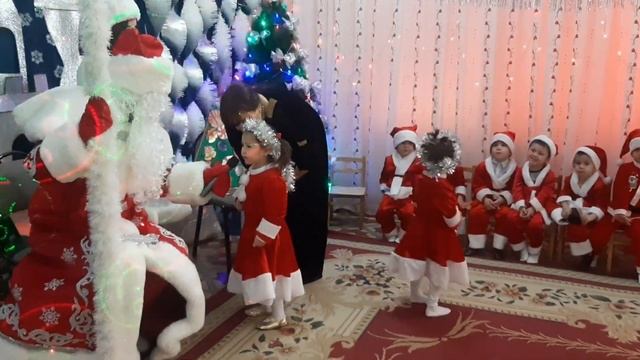 ❄??2021Тансец Санта-клаусов на новый год///Млатшая группа/// Jingle Bells Merry Christmas Dance? смотреть онлайн