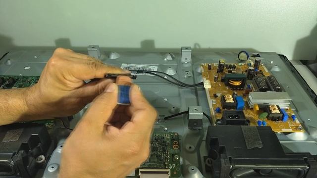 TV samsung un32EH5000 com riscos, faixas horizontais na tela. Cabo flat ou tela? смотреть онлайн