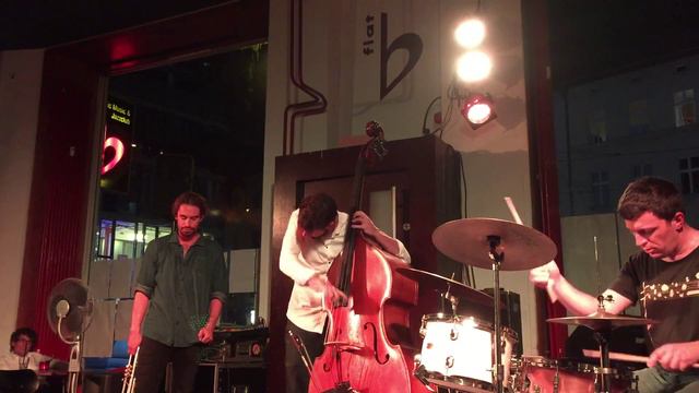 The Vampires "La Vida Dura" Live in Berlin смотреть онлайн