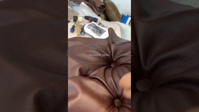 #shorts Полная перетяжка и реставрация кожаного кресла с каретной стяжкой! DEGANOV MEBEL смотреть онлайн