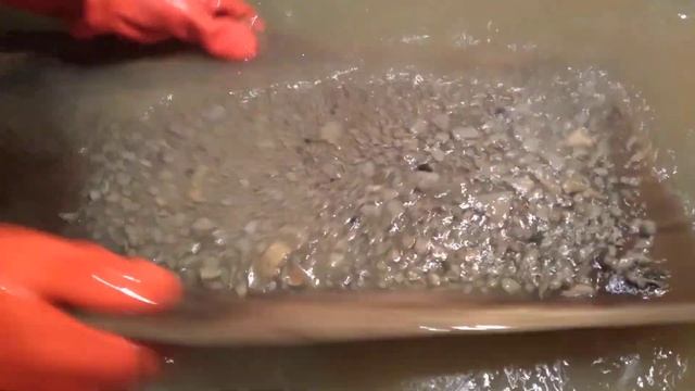 промывка пробы на лотке.Разведка ударно-канатным способом на золото смотреть онлайн