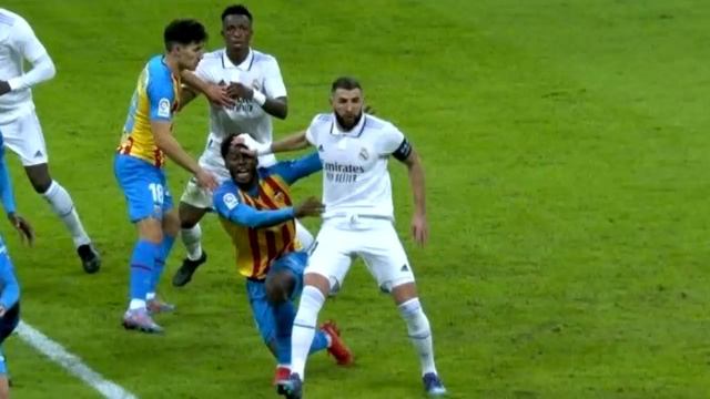 El MADRID GANA FÁCIL 2-0 al VALENCIA y SIGUE en la LUCHA - La BRUTAL PATADA de PAULISTA a VINICIUS смотреть онлайн