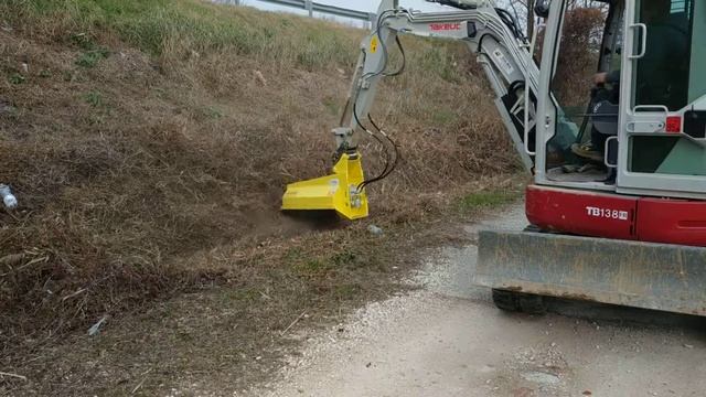 Trincia Ghedini DA94 su #takeuchi TB138 FR - (1) смотреть онлайн