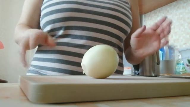 САЛАТ С СЕЛЕДКОЙ. ПОСТНЫЙ. СЫТНЫЙ. КАК БЫСТРО И ХОРОШО РАЗДЕЛАТЬ СЕЛЕДКУ.