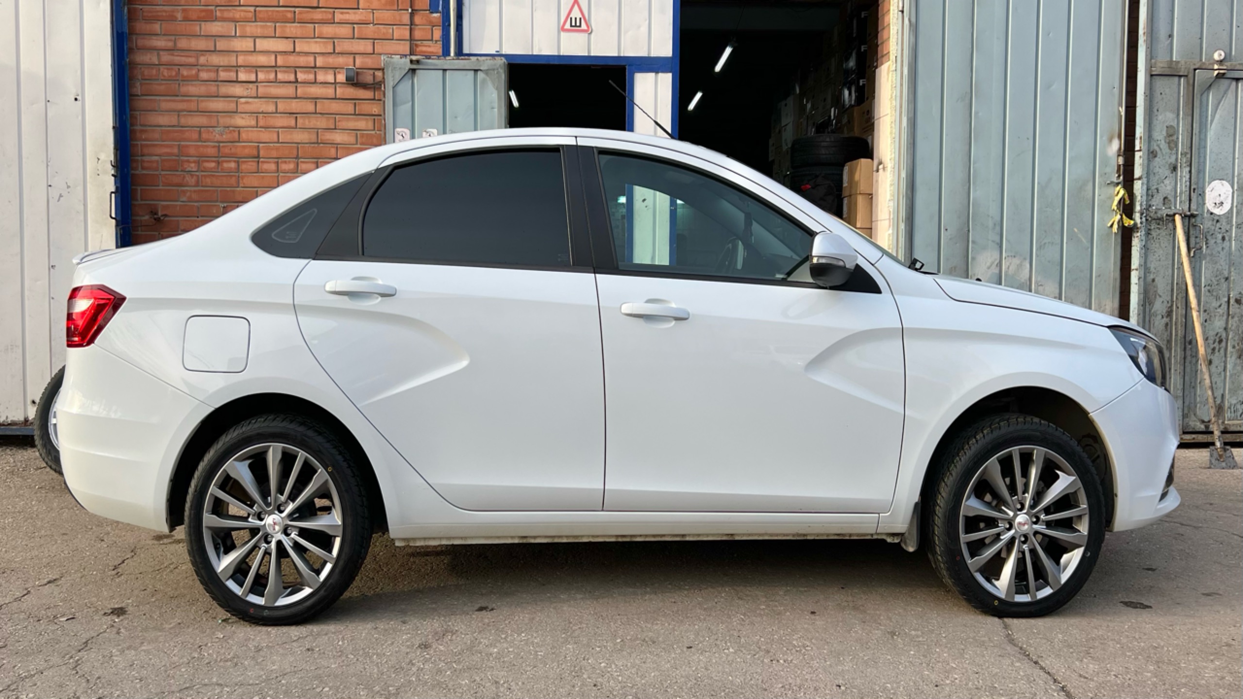 R17 диски на Весту седан Ifree + Haida 215/45