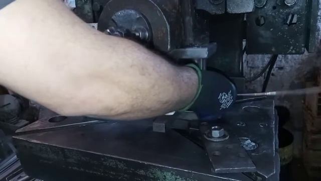 Ferramenta progressiva furo e corte. смотреть онлайн