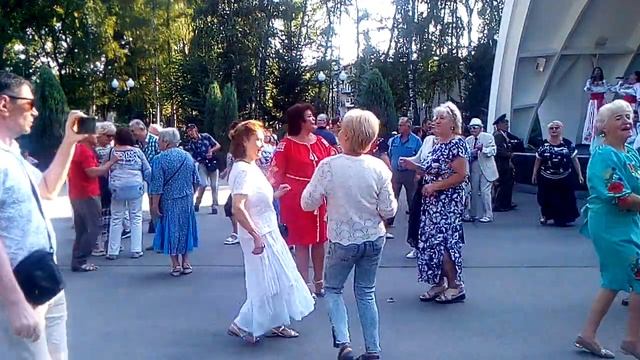 98. Танцы в парке горького Харьков. *Мир не прост*. Танцуем ретро танцы. смотреть онлайн