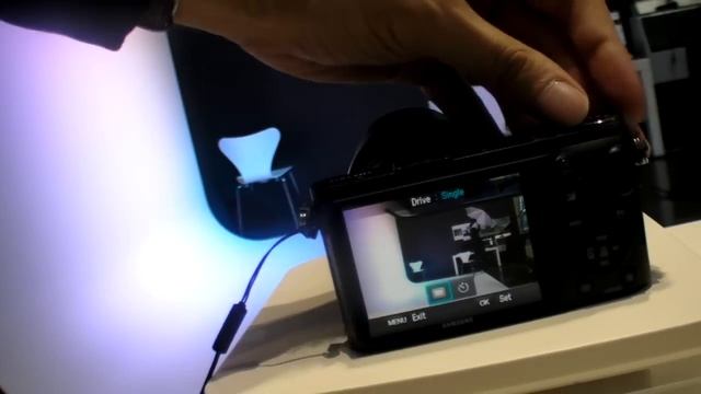 Samsung NX200 camera, 20.3Megapixels APS-C sensor, interchangeable lenses смотреть онлайн