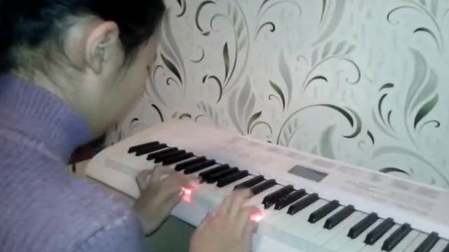 Мадина играет на пианино смотреть онлайн