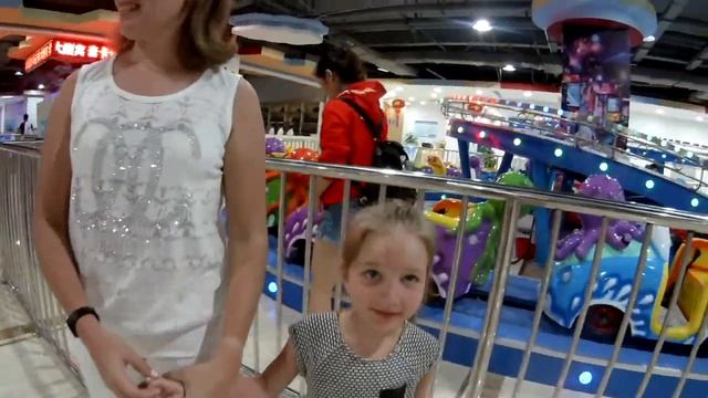 Китай. о. Хайнань г. Санья. "Как мы гуляли по ТЦ Ананас" смотреть онлайн