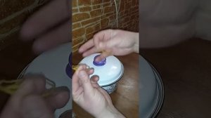 Крепим крышку на кастрюле