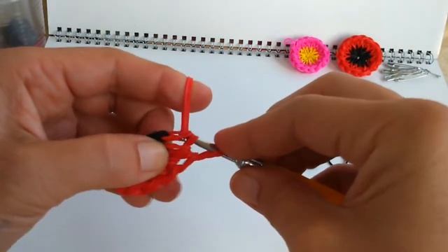 ? БЕЗ СТАНКА ? мак из резинок / как плести браслет из резинок смотреть онлайн