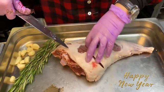 НОВОГОДНЕЕ МЕНЮ/ЗАПЕЧЕННАЯ НОЖКА ЯГНЁНКА/ГОТОВИМ ШАХ ПЛОВ/ГОТОВИМ НОЖКУ ЯГНЁНКА смотреть онлайн