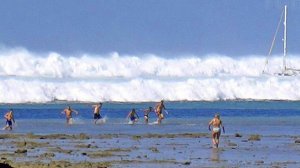 Цунами гигантское 2004. Стихия не шутит с людьми. Отдохнули на море-океане. Таиланд. Фотокадр