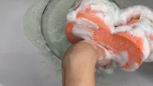 АСМР Купаю, мылю мыло руками и новой губкой. ASMR Bathe, soap soap with my hands and a new sponge. смотреть онлайн