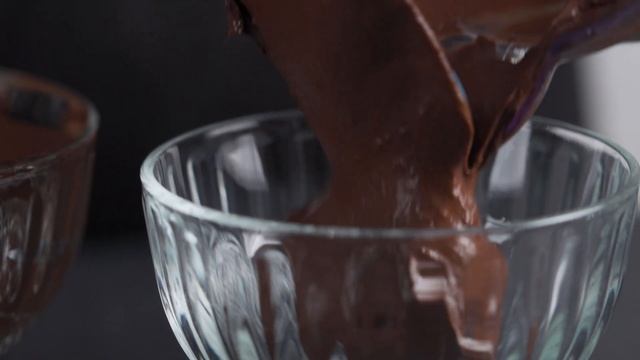 Нежный шоколадный мусс из авокадо смотреть онлайн