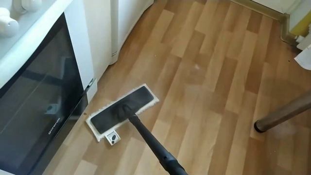 Мытьё полов с помощью Парогенератора Karcher SC 4 смотреть онлайн
