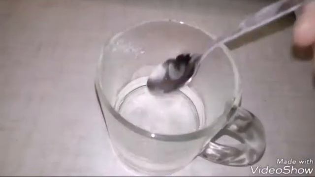 Реакция вскипания холодной ложки в кипящей воде при помощи микроволновки. смотреть онлайн