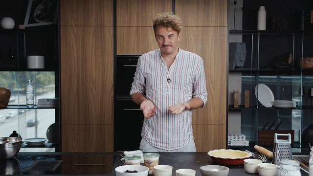 Соковитий і ніжний ПИРІГ з ЧОРНИЦЕЮ | Чорничний пай зі сметанною заливкою | Євген Клопотенко смотреть онлайн