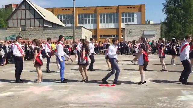 Выпускники устроили флешмоб на последнем звонке в 2017 смотреть онлайн