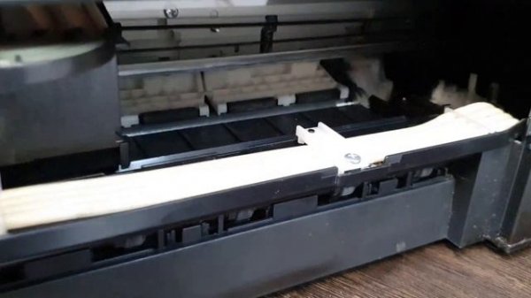 Epson l120 пачкает лист. печатает пятна, мажет черным.