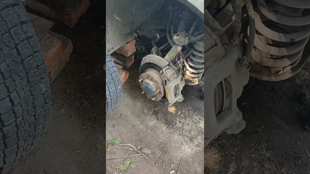 Переднее колесо не снимается ,прикипело, как снять. Нива