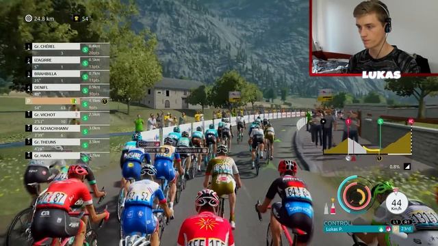 Le Tour De France 2018 PS4 | PRO LEADER #10 - GETTING NEW RIDERS!! (TDF English Gameplay Ep10) смотреть онлайн