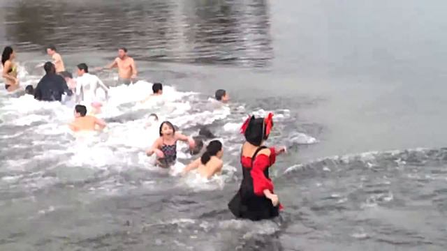 Kayla takes the polar plunge into Lake George смотреть онлайн