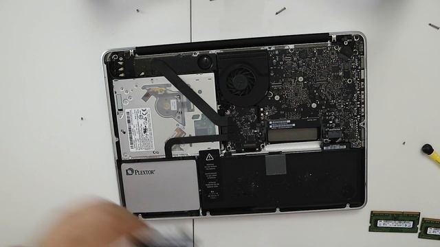 Jak wymienić RAM w MacBook Pro 2011? I czy jest on jeszcze czegoś wart? смотреть онлайн