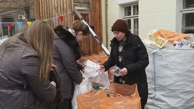 Волонтёры собирают перерабатываемый мусор и вещи||Russian Volunteers are Collecting recyclable wast смотреть онлайн