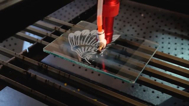 Лазерная Гравировка рисунка на стекле / лазерный станок kamach 1290 as смотреть онлайн