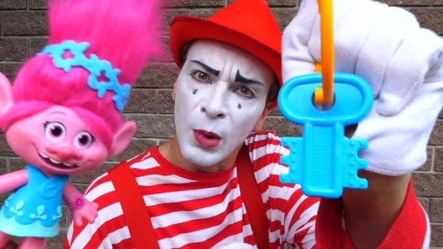 Видео про игрушки из мультика. Тролль Розочка в поисках клада! смотреть онлайн