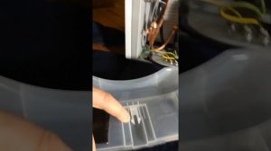 Как снять вынуть убрать поддон ёмкость контейнер с верха компрессора холодильник DEXP