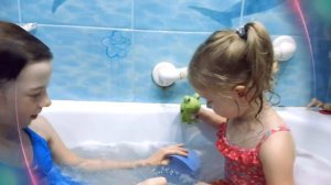 Две сестры Лиза и Валя купаются в ванной ииграют. Two sisters bathe in the bathroom