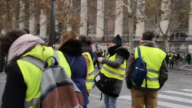 Gilets jaunes place de la Madeleine смотреть онлайн
