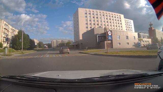 Крузак на полном ходу протаранил тойоту в бочину смотреть онлайн