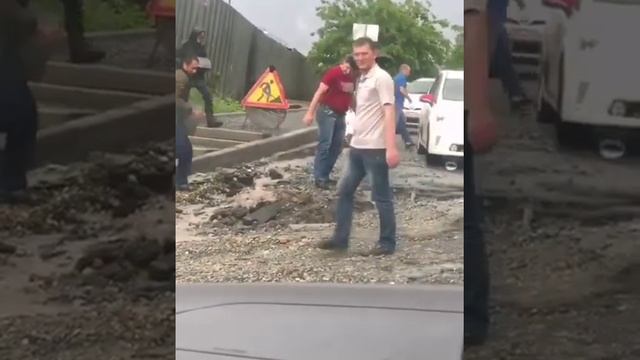 На Нерчинской автомобилисты заделали ямы бордюрами смотреть онлайн