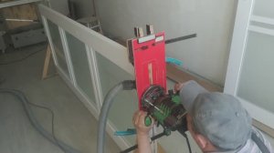 Установка раздвижной перегородки. Врезка ручек и алюминиевого профиля с помощью шаблона.