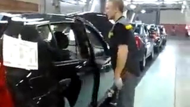 Немцы плачут, когда собирают Рено.flv