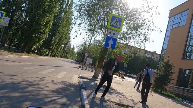 Пешеходы тоже интересуются "а чёй та за мотоцикл?" смотреть онлайн