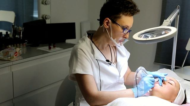 Часть 1. Контур губ. Растушевка. смотреть онлайн