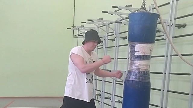 КАК ПРАВИЛЬНО СЖИМАТЬ КУЛАК В БОЮ смотреть онлайн