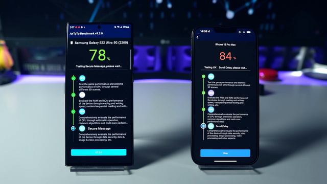Samsung Galaxy S22 Ultra vs iPhone 13 Pro Max AnTuTu Benchmark Test! смотреть онлайн